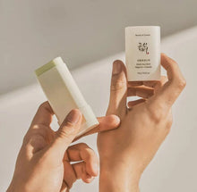 Indlæs billede til gallerivisning Beauty of Joseon - Matte Sun Stick: Mugwort + Camelia SPF50 PA++++ Gua-sha.dk