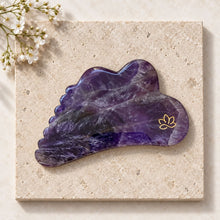 Indlæs billede til gallerivisning Lily Harmony Gua Sha i A-grade ametyst | Ansigtsmassage, drænage & ro Gua-sha.dk