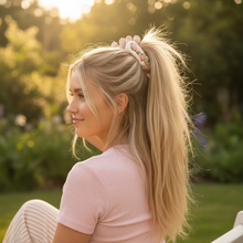 Indlæs billede til gallerivisning By Eline - stor hårscrunchie, hæklet med blomster Gua-sha.dk