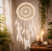 Indlæs billede til gallerivisning Drømmefanger, hæklet – med fjer & perler - beige/hvid Gua-sha.dk