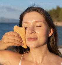 Indlæs billede til gallerivisning Obsidian Ansigtsrulle & Gua Sha i Bøgetræ – Naturligt Skønhedssæt Gua-sha.dk