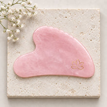 Indlæs billede til gallerivisning Elise Gua Sha i A-grade rosakvarts med takket bue gua sha Gua-sha.dk