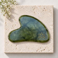 Indlæs billede til gallerivisning Emma Gua Sha i A-grade jade – natursten til ansigtsmassage Gua-sha.dk