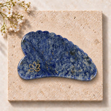 Indlæs billede til gallerivisning Aya Sculpt Gua Sha i A-grade Blue Jasper | Ansigtsmassage & sculpting Gua-sha.dk