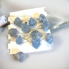 Indlæs billede til gallerivisning Lyskæde med krystaller - Celestit Gua-sha.dk