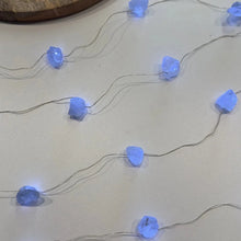 Indlæs billede til gallerivisning Lyskæde med krystaller - Celestit Gua-sha.dk