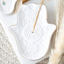 Indlæs billede til gallerivisning Hamsa røgelsesholder i hvid keramik med guldkant Gua-sha.dk