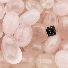 Indlæs billede til gallerivisning Rosakvarts lommesten - 2-3 cm Gua-sha.dk