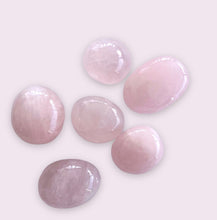 Indlæs billede til gallerivisning Rosakvarts lommesten - 2-3 cm Gua-sha.dk