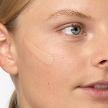 Indlæs billede til gallerivisning NATURAL GLOW LIQUID FOUNDATION - 206 IVORY Gua-sha.dk