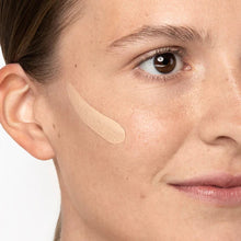 Indlæs billede til gallerivisning NATURAL GLOW LIQUID FOUNDATION - 203 SAND Gua-sha.dk