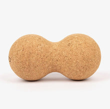 Indlæs billede til gallerivisning Massagebold i kork - peanutform til dybdegående muskelmassage Gua-sha.dk
