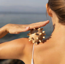 Indlæs billede til gallerivisning Massagebold i Lotustræ – Naturlig Akupressur til Hånd &amp; Krop Gua-sha.dk
