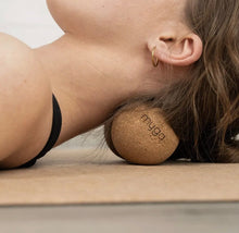 Indlæs billede til gallerivisning Massagebold i kork - peanutform til dybdegående muskelmassage Gua-sha.dk
