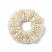 Indlæs billede til gallerivisning By Eline - blonde scrunchie Gua-sha.dk
