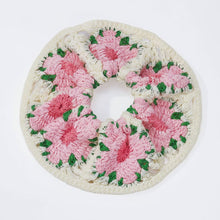 Indlæs billede til gallerivisning By Eline - stor hårscrunchie, hæklet med blomster Gua-sha.dk

