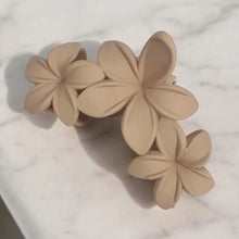 Indlæs billede til gallerivisning Hårklemme Flower, beige Gua-sha.dk

