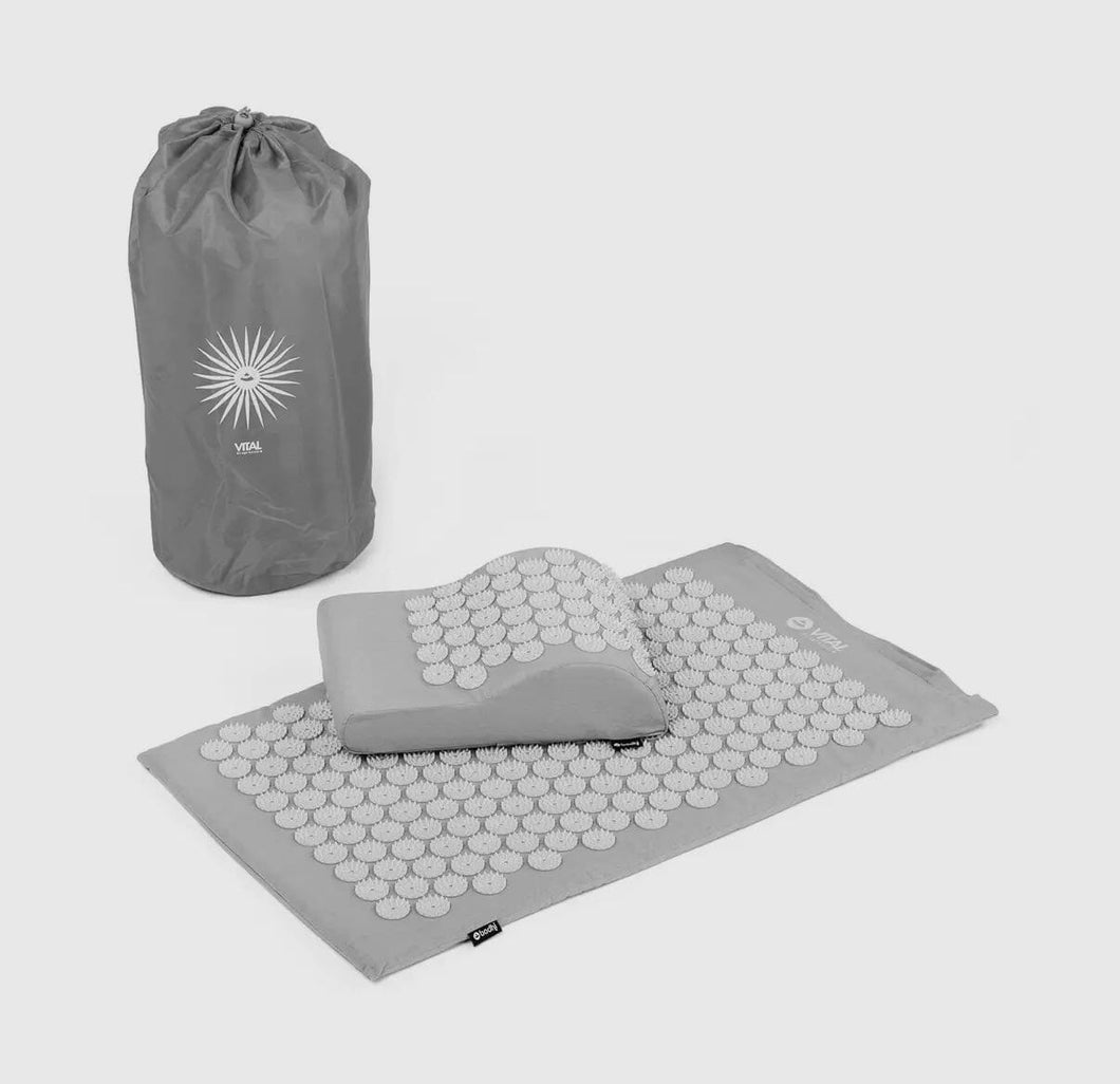 VITAL Akupressur-Set – akupressurmåtte og pude i taske - grå Gua-sha.dk