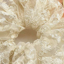 Indlæs billede til gallerivisning By Eline - blonde scrunchie Gua-sha.dk
