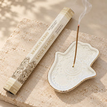 Indlæs billede til gallerivisning Hamsa røgelsesholder i hvid keramik med guldkant inkl. 20 White Sage-røgelsespinde Gua-sha.dk
