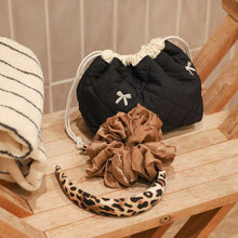 Indlæs billede til gallerivisning By Stær make-up taske , sort/sløjfer Gua-sha.dk
