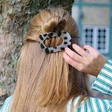 Indlæs billede til gallerivisning By Stær Eva hårklemme Leo Brun - 9 cm Gua-sha.dk
