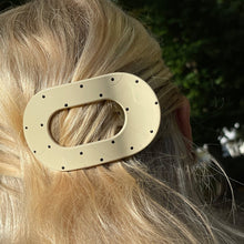 Indlæs billede til gallerivisning By Stær Eva hårklemme, beige med prikker Gua-sha.dk
